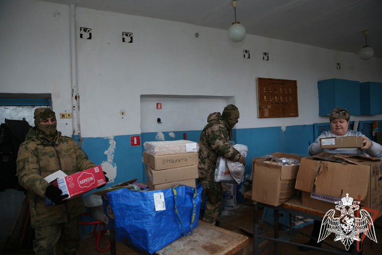 Росгвардейцы привезли гуманитарную помощь школьникам ДНР
