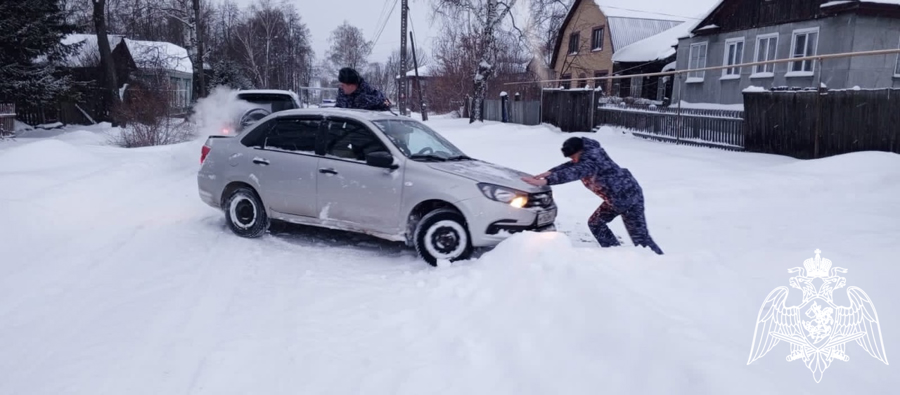 В городе Ардатов сотрудники вневедомственной охраны Росгвардии помогли вытащить автомобиль, застрявший в снегу