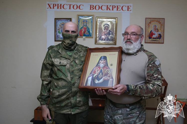 Росгвардейцы встретились с военным священником в зоне СВО (ВИДЕО)