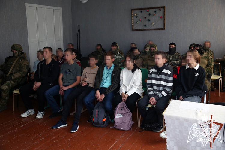 Концертная бригада Росгвардии выступила перед военнослужащими и школьниками в ДНР  