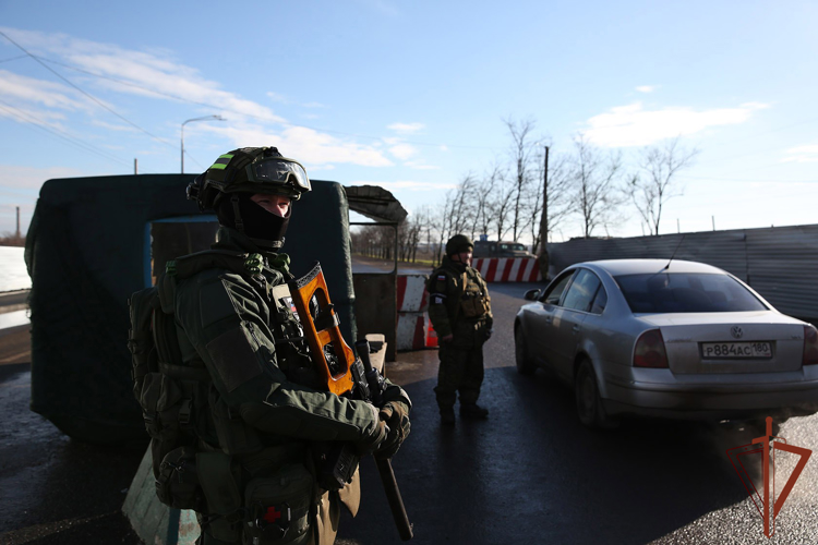 Более 65 тысяч автомашин досмотрели росгвардейцы на контрольно-пропускных пунктах в ДНР (видео)