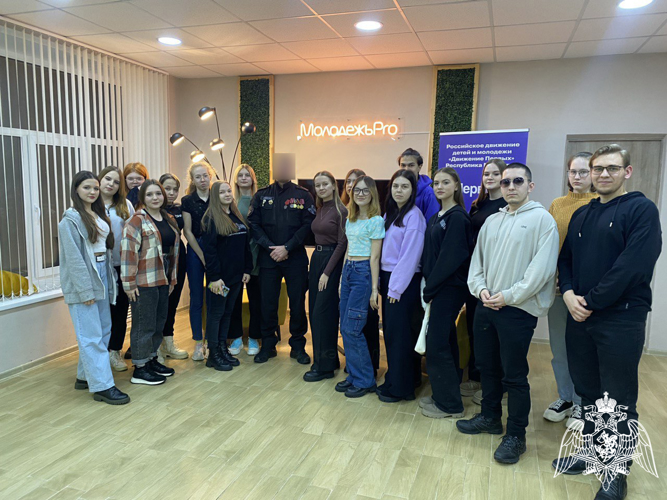 В Рузаевке сотрудник спецназа Росгвардии провел урок мужества 