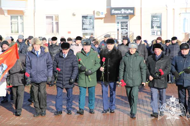 В Мордовии росгвардейцы приняли участие в возложении цветов к памятнику войнам-интернационалистам 