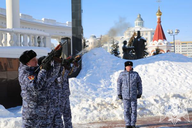 В Мордовии росгвардейцы приняли участие в возложении цветов к памятнику войнам-интернационалистам 