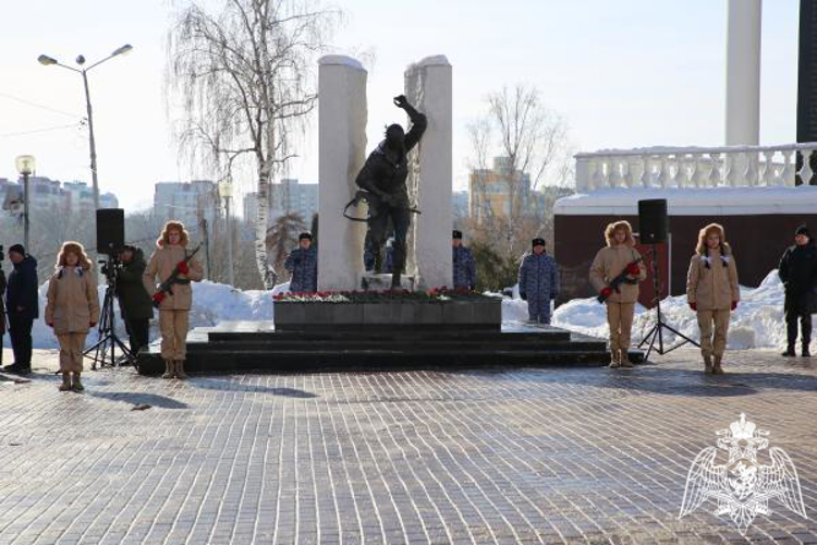 В Мордовии росгвардейцы приняли участие в возложении цветов к памятнику войнам-интернационалистам 