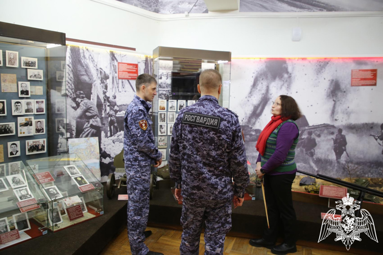 В Мордовии росгвардейцы посетили выставку «Герои Сталинграда»