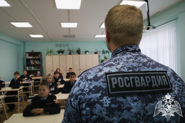 В Мордовии офицер Росгвардии провел урок мужества для школьников 