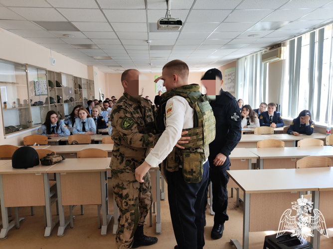 В Саранске сотрудники спецподразделения провели урок мужества для студентов юридического вуза