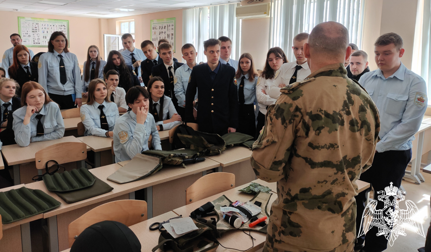 В Саранске сотрудники спецподразделения провели урок мужества для студентов юридического вуза