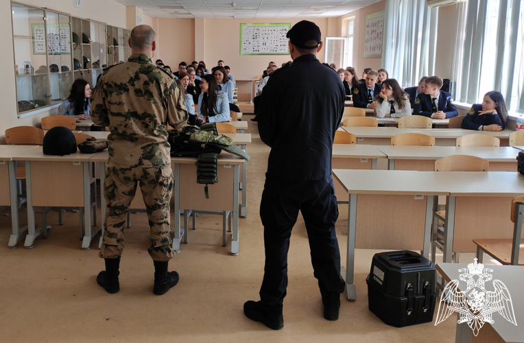 В Саранске сотрудники спецподразделения провели урок мужества для студентов юридического вуза