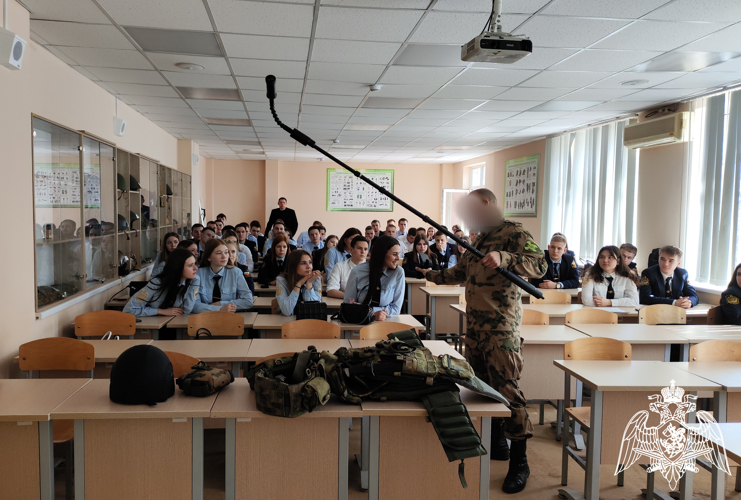 В Саранске сотрудники спецподразделения провели урок мужества для студентов юридического вуза