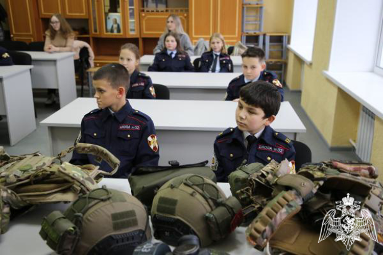 В Мордовии бойцы СОБР «Звезда» Росгвардии провели экскурсию для школьников