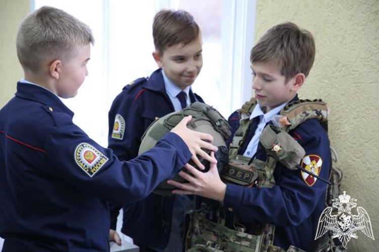 В Мордовии бойцы СОБР «Звезда» Росгвардии провели экскурсию для школьников