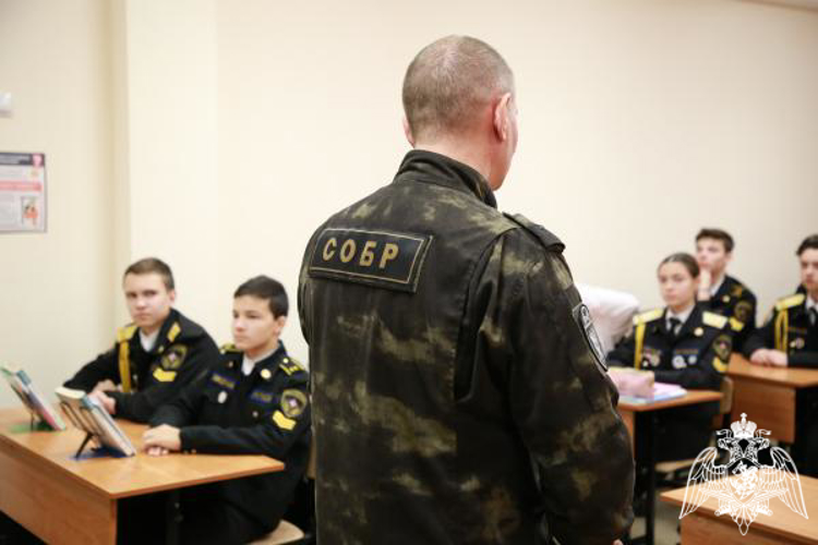 В Мордовии сотрудник спецназа Росгвардии встретился с будущими выпускниками 