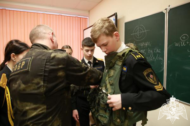 В Мордовии сотрудник спецназа Росгвардии встретился с будущими выпускниками 