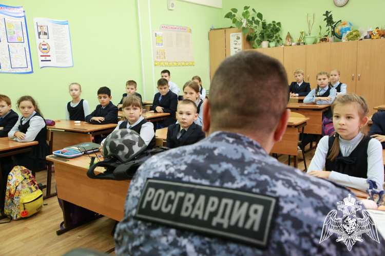 В Мордовии офицер вневедомственной охраны Росгвардии провел патриотическое занятие