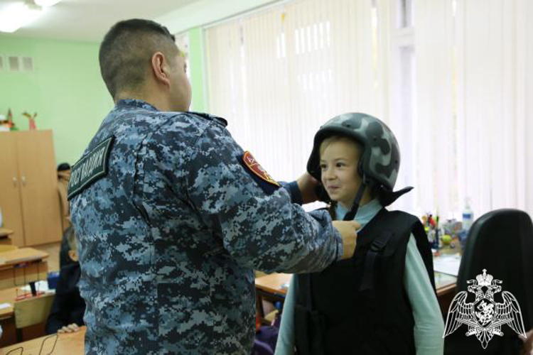 В Мордовии офицер вневедомственной охраны Росгвардии провел патриотическое занятие