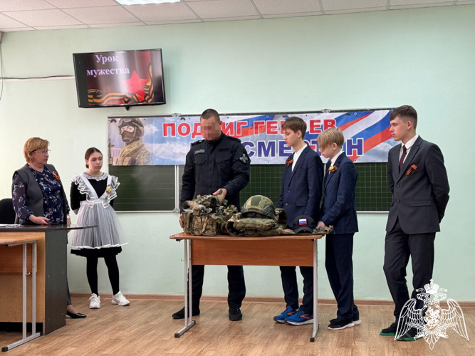 В Мордовии сотрудник спецназа Росгвардии провел урок мужества для учащихся лицея
