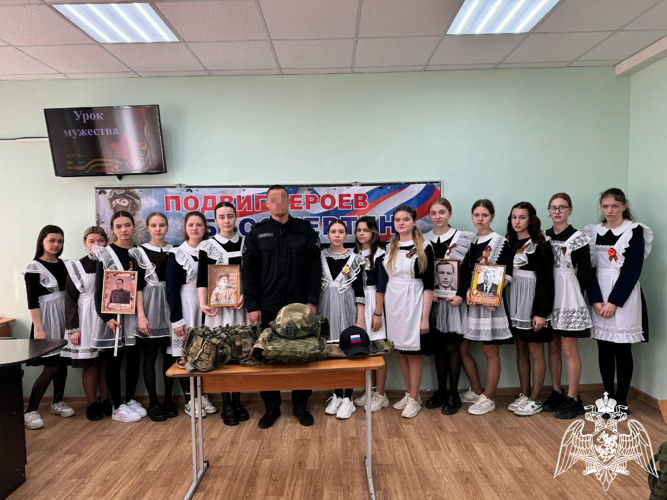 В Мордовии сотрудник спецназа Росгвардии провел урок мужества для учащихся лицея