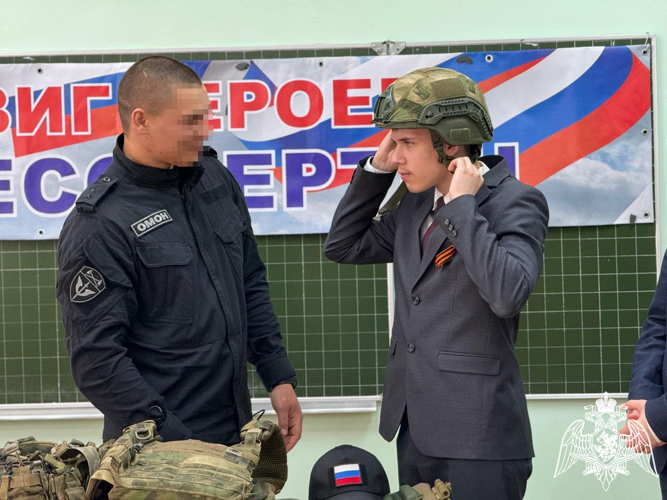 В Мордовии сотрудник спецназа Росгвардии провел урок мужества для учащихся лицея