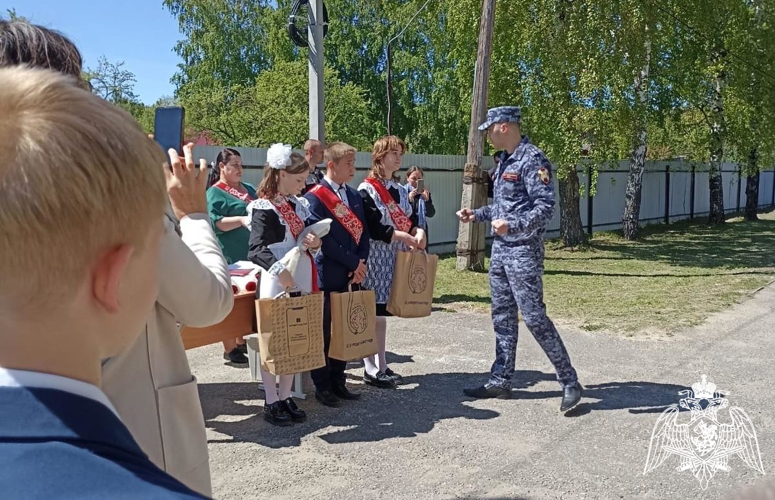В Мордовии росгвардейцы поздравили учащихся подшефной школы с последним звонком