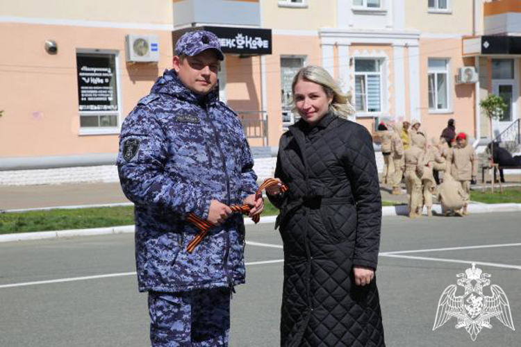 В Саранске сотрудники Росгвардии присоединились к акции «Георгиевская ленточка»