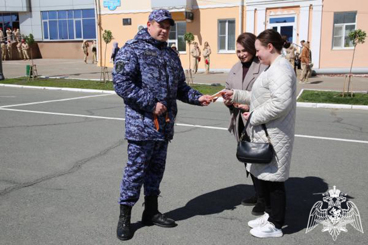 В Саранске сотрудники Росгвардии присоединились к акции «Георгиевская ленточка»