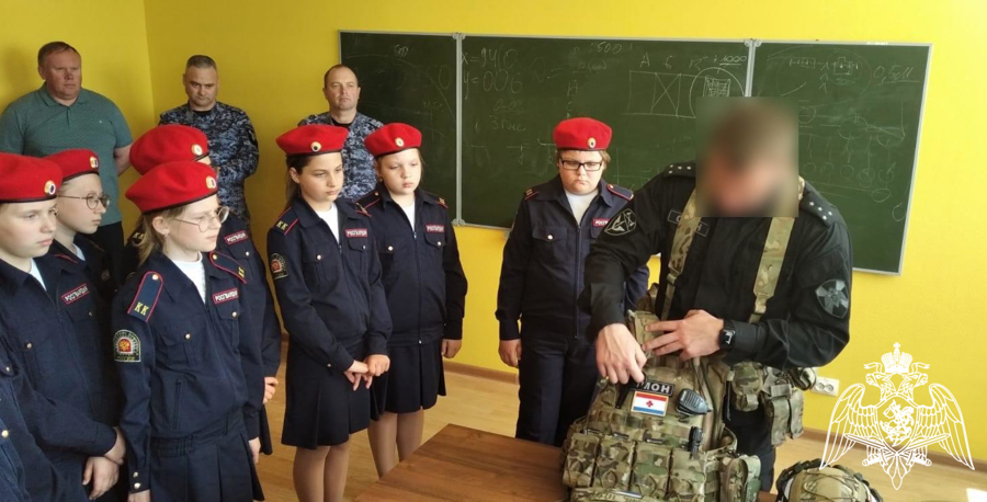 В  Мордовии спецназ Росгвардии провел патриотическое мероприятие для подшефных кадет