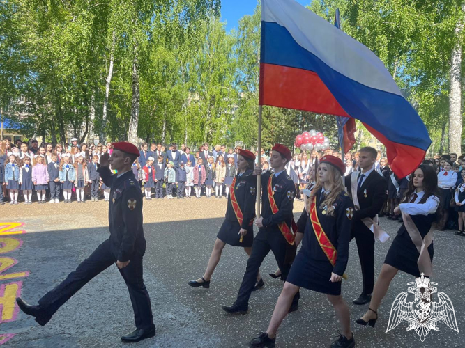 В Мордовии представители Росгвардии поздравили подшефных кадет 