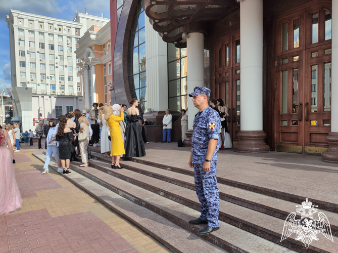 В Мордовии сотрудники Росгвардии обеспечили общественную безопасность во время проведения выпускных балов