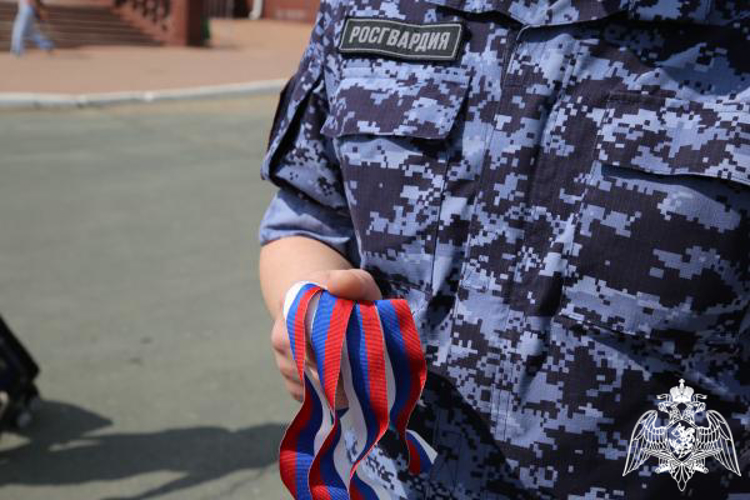 В Мордовии сотрудники Росгвардии присоединились ко Всероссийской акции «Российский триколор»