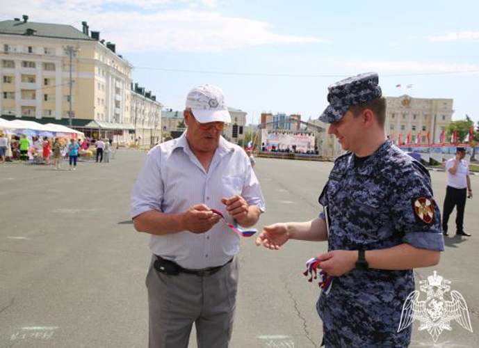 В Мордовии сотрудники Росгвардии присоединились ко Всероссийской акции «Российский триколор»