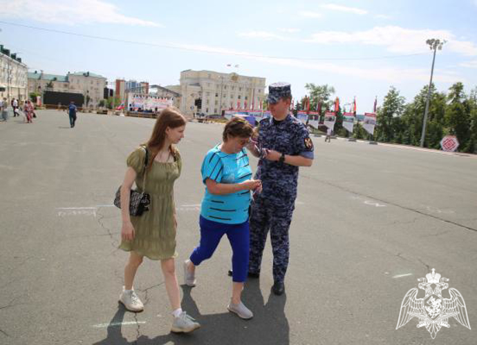 В Мордовии сотрудники Росгвардии присоединились ко Всероссийской акции «Российский триколор»