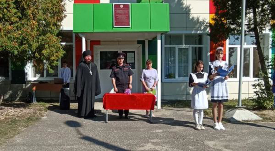 В Мордовии сотрудники вневедомственной охраны Росгвардии поздравили учеников подшефной школы с Днем знаний