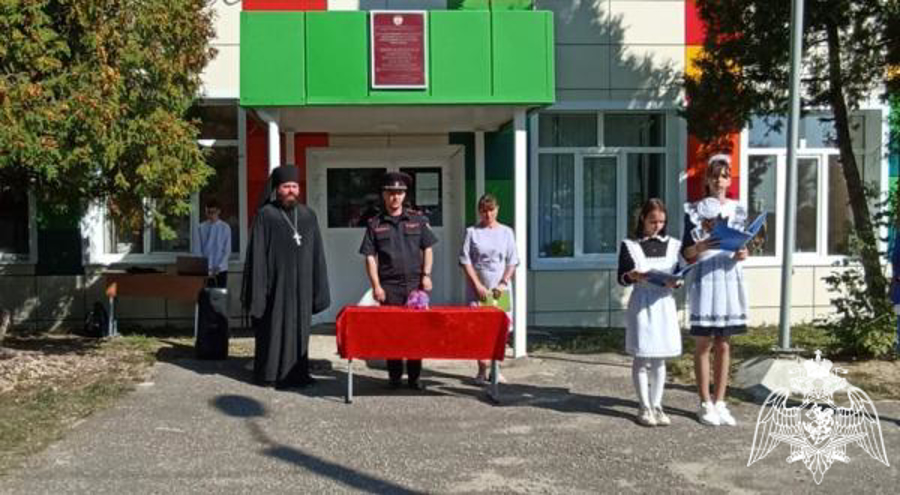 В Мордовии сотрудники вневедомственной охраны Росгвардии поздравили учеников подшефной школы с Днем знаний
