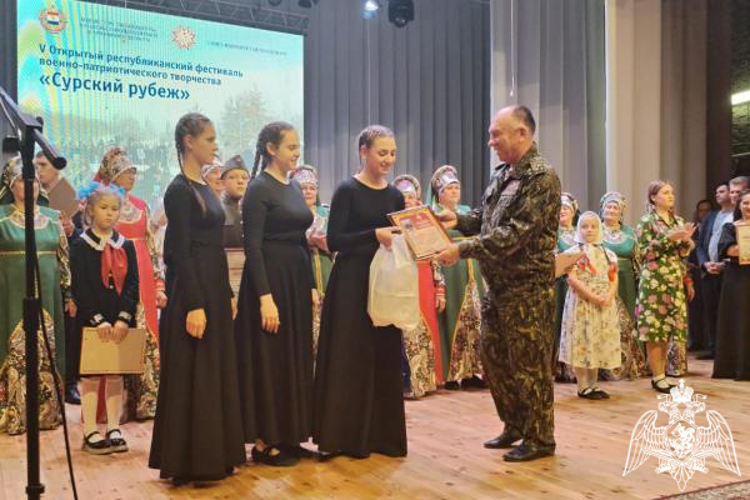 В Мордовии председатель региональной ветеранской организации Росгвардии наградил лауреатов фестиваля «Сурский рубеж»