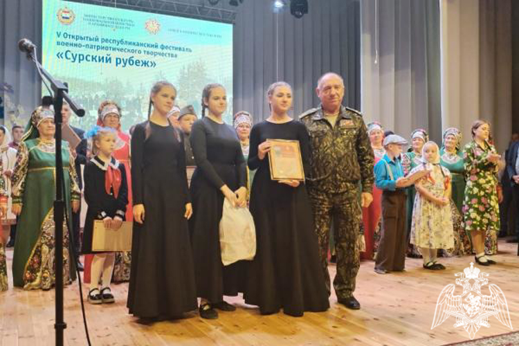 В Мордовии председатель региональной ветеранской организации Росгвардии наградил лауреатов фестиваля «Сурский рубеж»