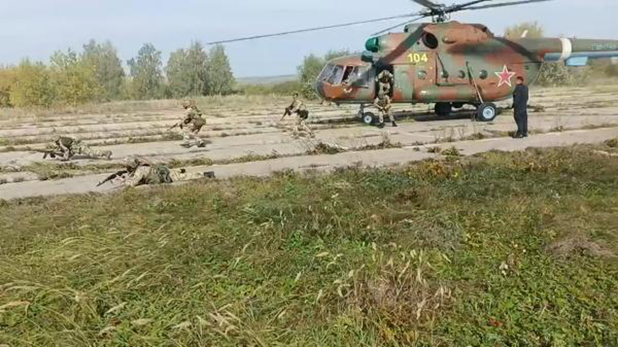 Росгвардейцы провели практические занятия по беспарашютному десантированию в Мордовии
