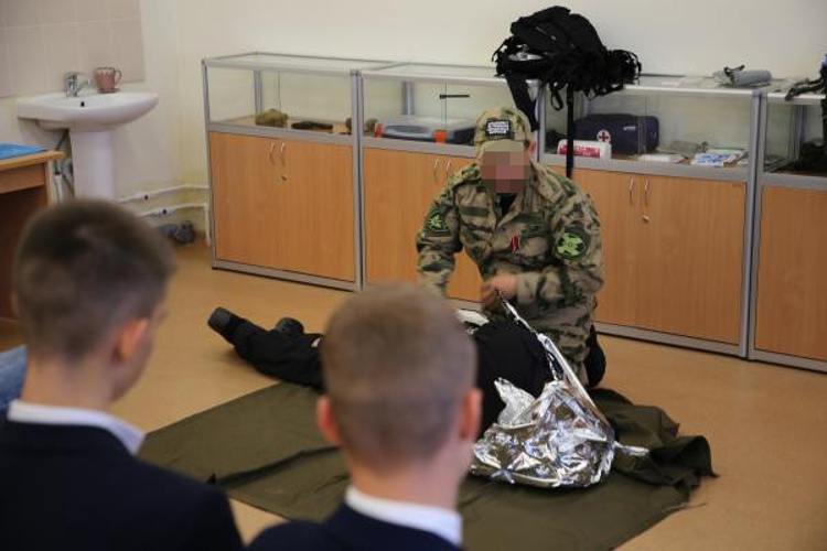 Сотрудники спецназа Росгвардии провели мастер-класс по тактической медицине для саранских школьников 