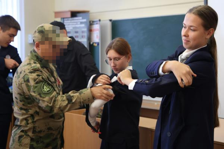Сотрудники спецназа Росгвардии провели мастер-класс по тактической медицине для саранских школьников 