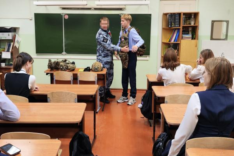 Офицер спецназа Росгвардии провёл урок «Разговор о важном» в саранской гимназии