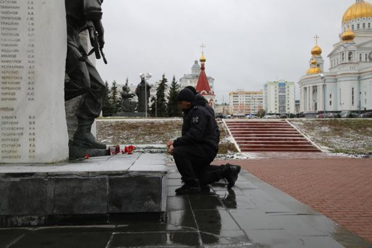 В Мордовии офицеры Росгвардии и ветераны войск правопорядка почтили  память коллег, погибших при исполнении служебного долга