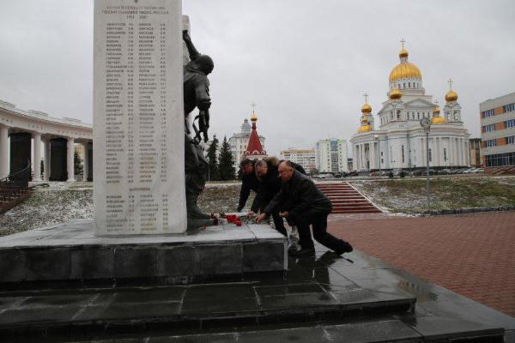 В Мордовии офицеры Росгвардии и ветераны войск правопорядка почтили  память коллег, погибших при исполнении служебного долга