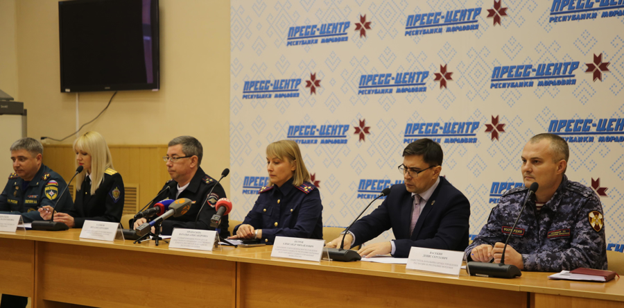 В Мордовии росгвардеец принял участие в пресс-конференции, посвященной безопасности граждан в новогодние праздники