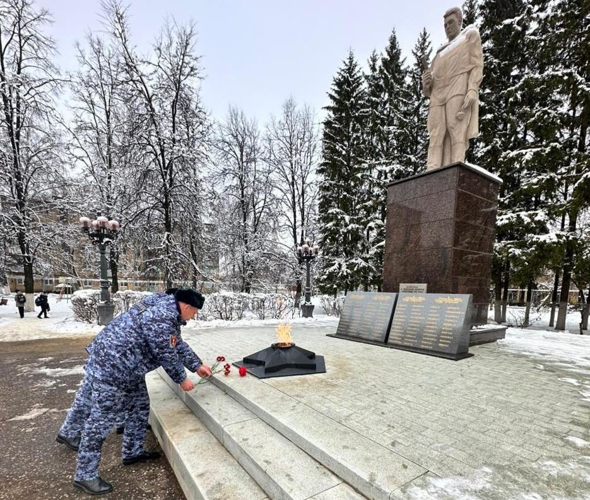 В Рузаевке росгвардейцы возложили цветы к памятнику павшим воинам