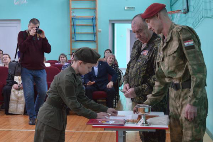 В Мордовии представители Росгвардии вручили медали и удостоверения подшефным кадетам «Гвардейской смены»
