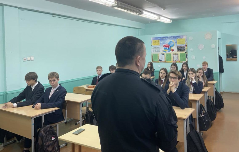 В Саранске сотрудник спецназа Росгвардии провел урок, посвященный  Дню Конституции Росссийской Федерации