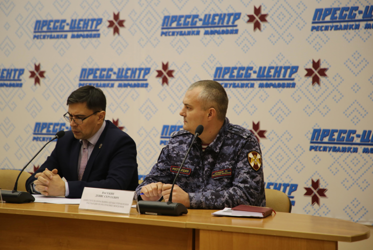 В Мордовии росгвардеец принял участие в пресс-конференции, посвященной безопасности граждан в новогодние праздники