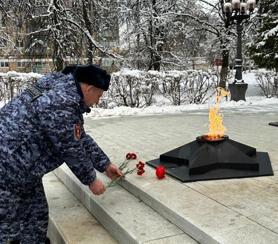 В Рузаевке росгвардейцы возложили цветы к памятнику павшим воинам