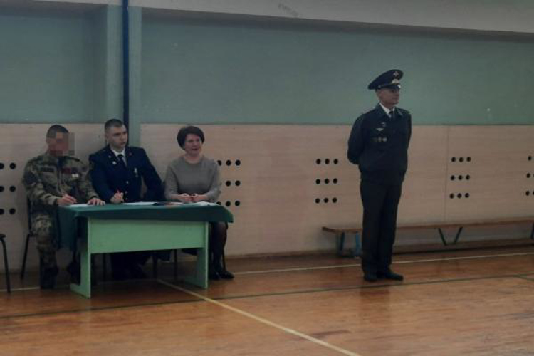 В Мордовии офицеры Росгвардии оценили навыки учащихся 32 школы в смотр-конкурсе военно-патриотической песни и строя
